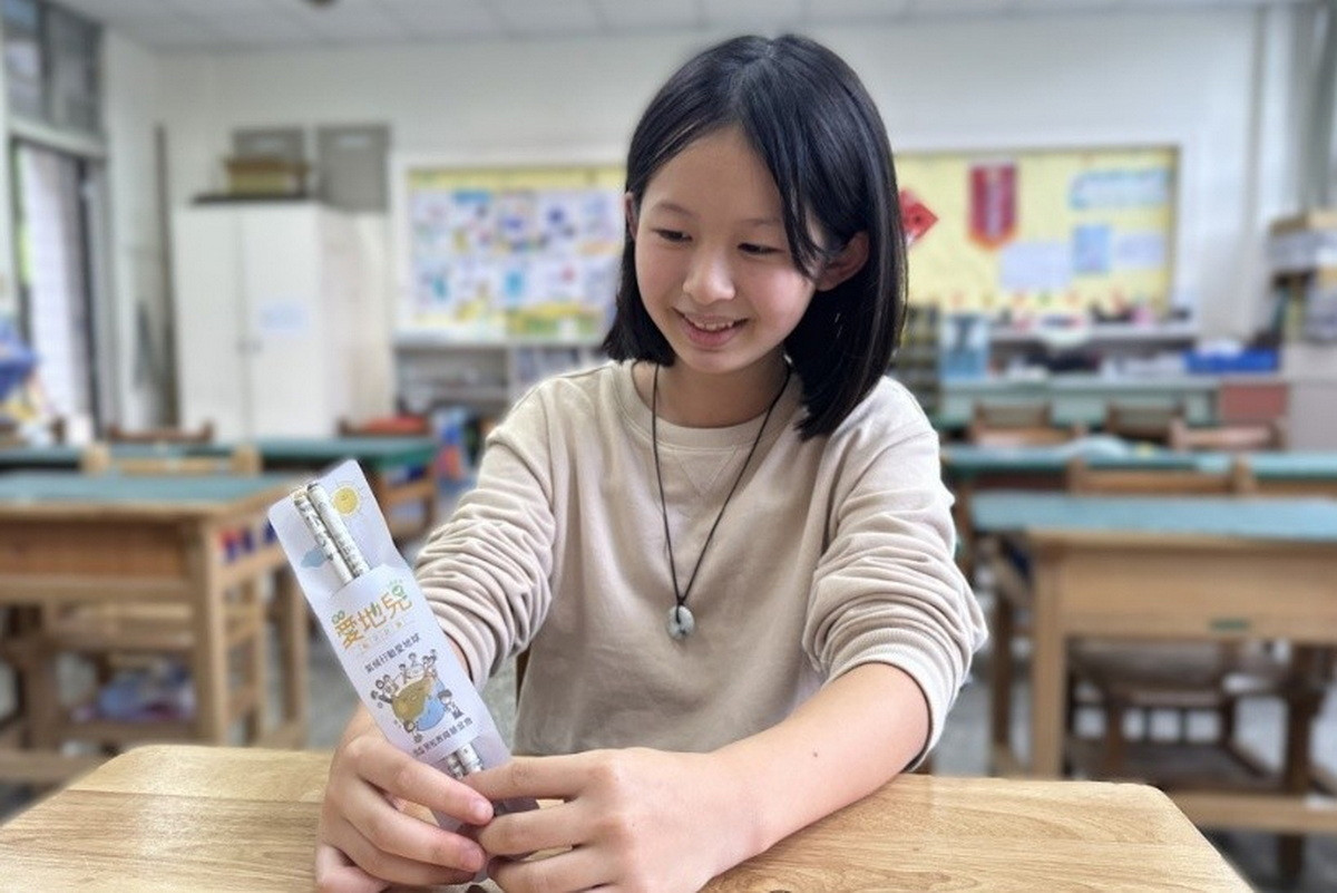 黑松教育基金會,致贈各校參與本學年度創意環境提案的學生,每人一份種子鉛筆。<br />