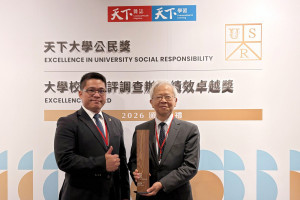 湯明哲校長(圖右)與李坤穆永續長(圖左)代表長庚大學領取「天下大學公民獎」