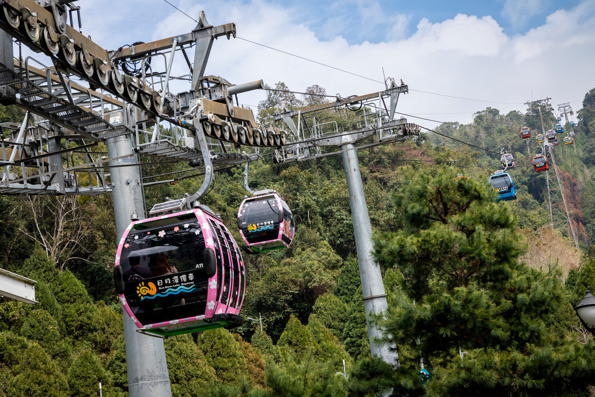 日月潭纜車串接伊達邵和九族文化村,纜車上可一覽日月潭的米其林三星級湖景。(日管處提供)