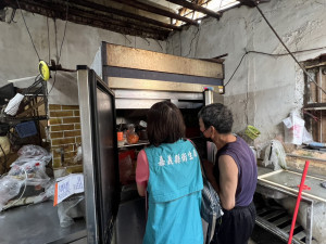 民眾反映嘉義縣朴子市某知名便當店便當中混入蟑螂，嘉義縣衛生局勒令限期3日改善／嘉義縣府提供