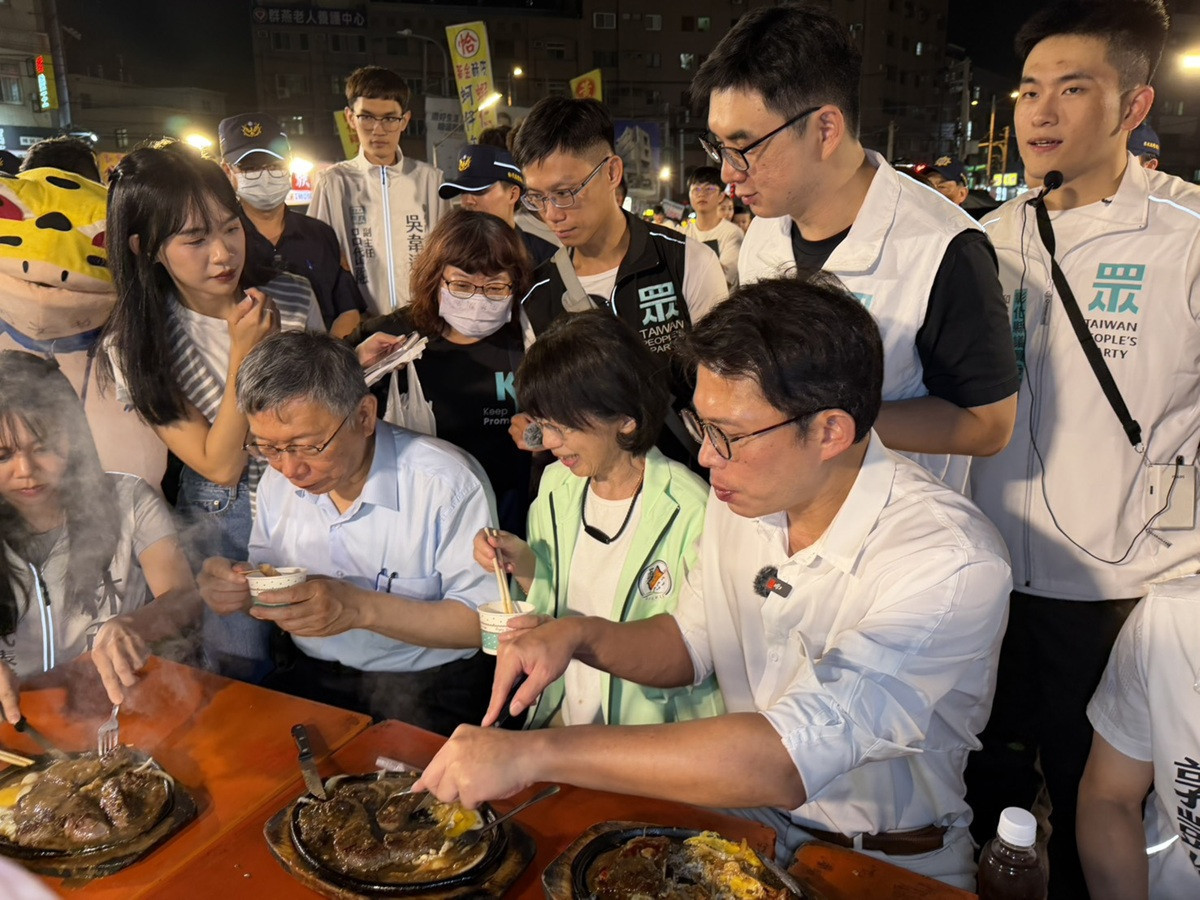 民眾黨柯文哲、黃國昌兩人合體現身夜市 為候選人站台助選