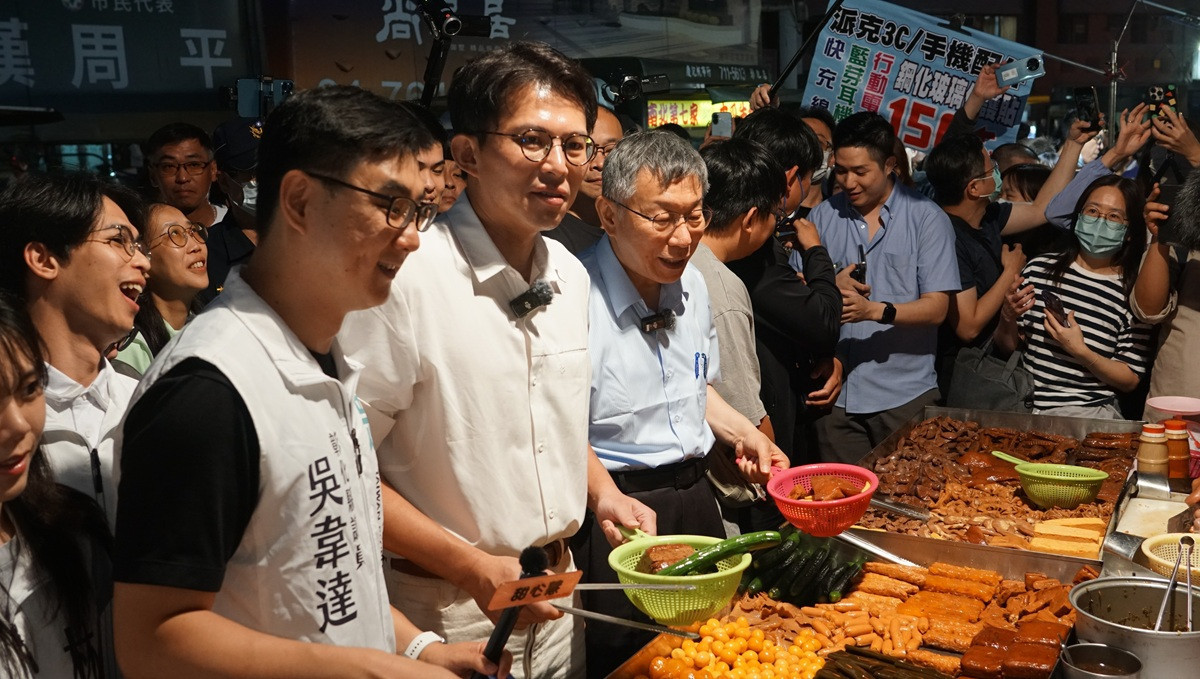 柯文哲、黃國昌合體現身精誠夜市　為彰縣議員候選人站台助選