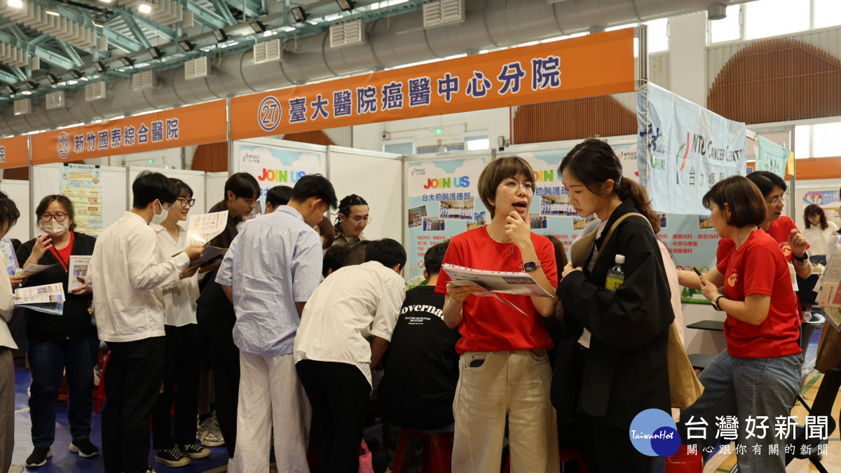 參展廠商與學生現場面試，並與學生說明公司福利與待遇