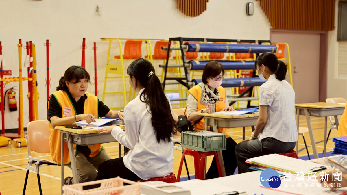 企業與學生於現場進行面試交流，積極尋找優秀人才