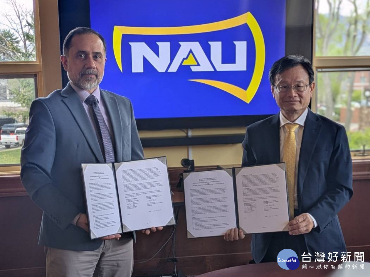 中原大學攜手美國北亞利桑那大學，布局全球半導體人才培育。（左起：NAU國際副校長Cesar Flores、中原大學半導體產業學院院長傅昭銘）