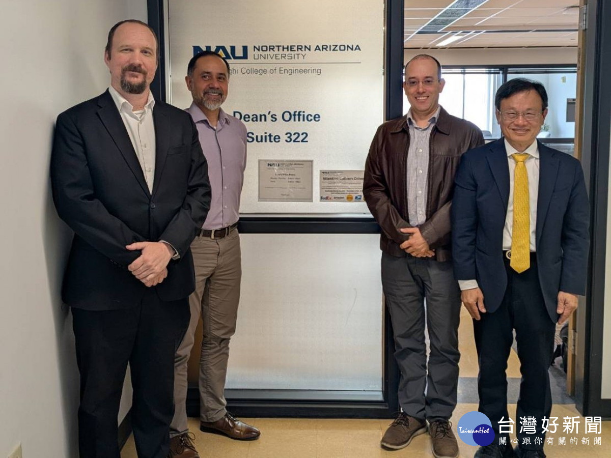 中原大學半導體產業學院院長傅昭銘（右一）拜會美國北亞利桑那大學，開啟兩校半導體人才培育合作計畫。（左起：NAU資訊與網路系統學院院長、NAU國際副校長、NAU教授、中原大學傅昭銘）