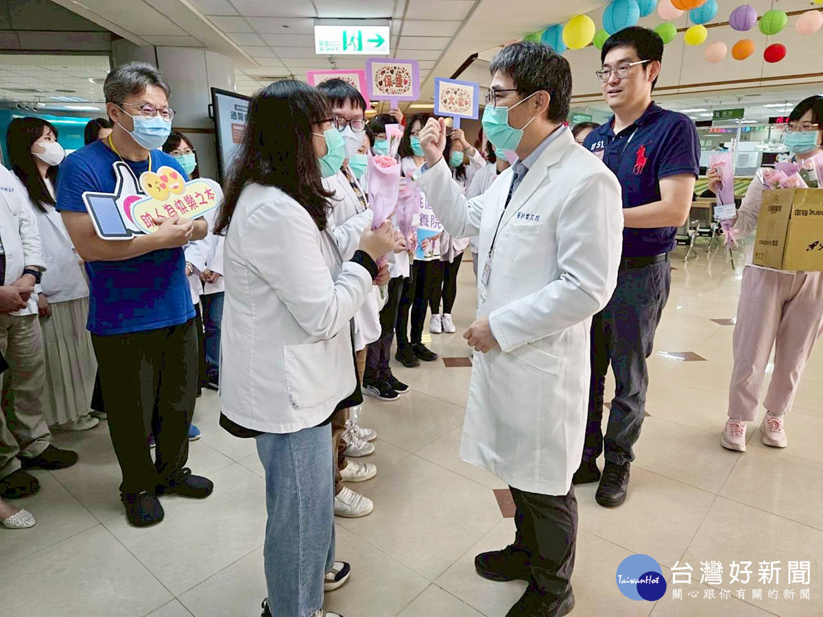 桃療院長廖定烈為每一位社工支持打氣。 (桃療提供)