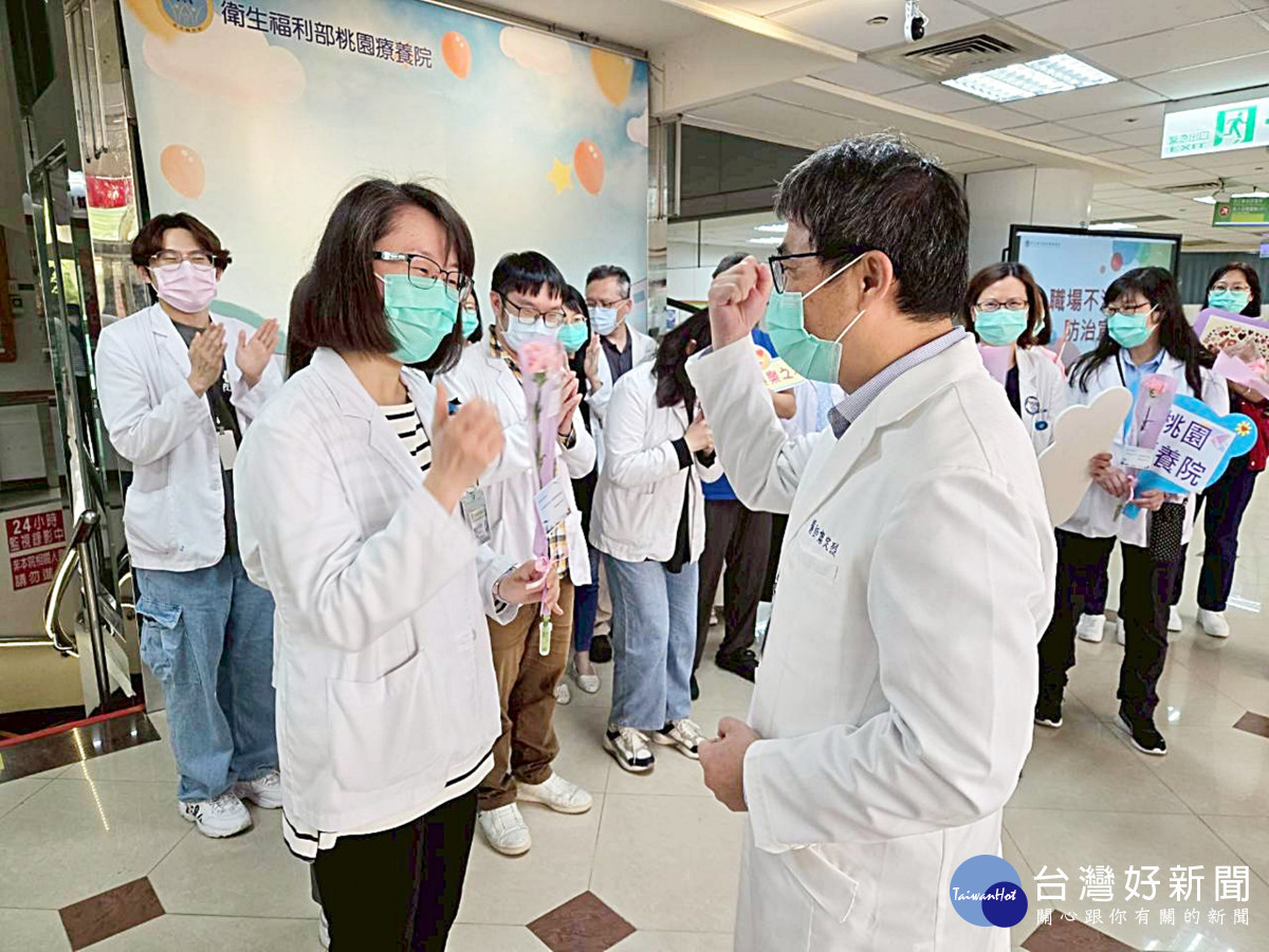 桃療院長廖定烈為每一位社工支持打氣。 (桃療提供)