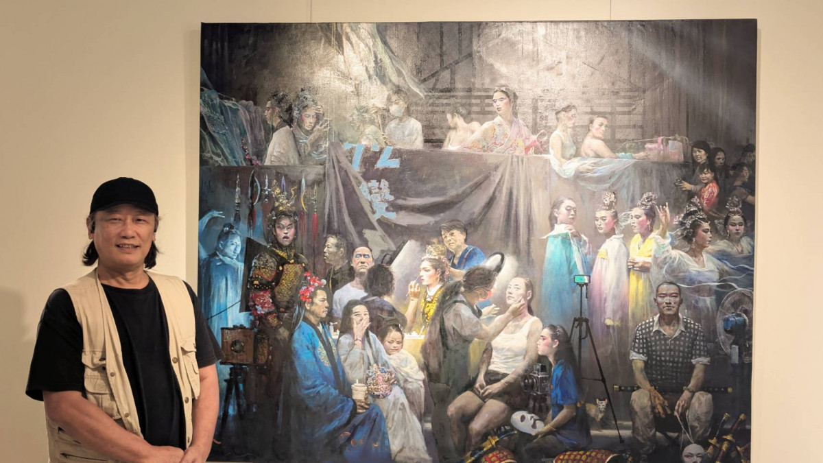 《試春服—北港藝閣幕後》精準捕捉了傳統廟會慶典前忙碌的瞬間，展現出民間信仰強韌的生命律動。