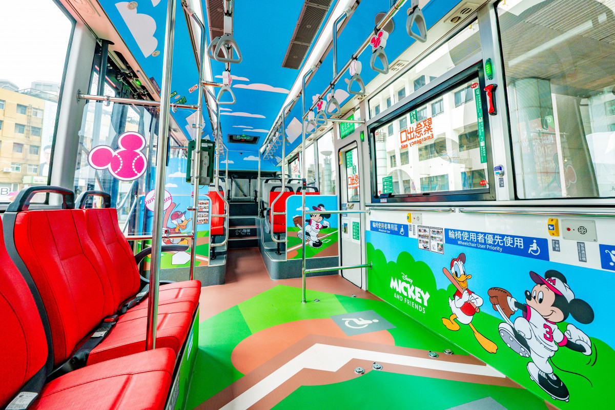 米奇主題彩繪公車。