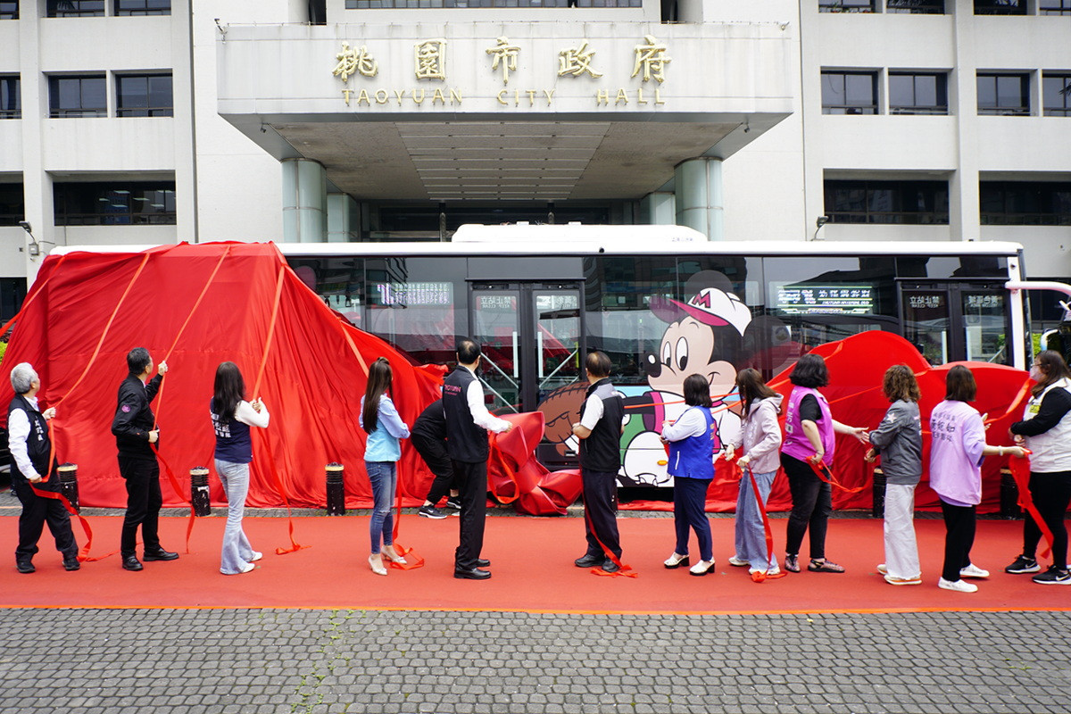 桃園市長張善政為 TAB 新桃園幹線米奇主題公車進行揭幕。<br />
