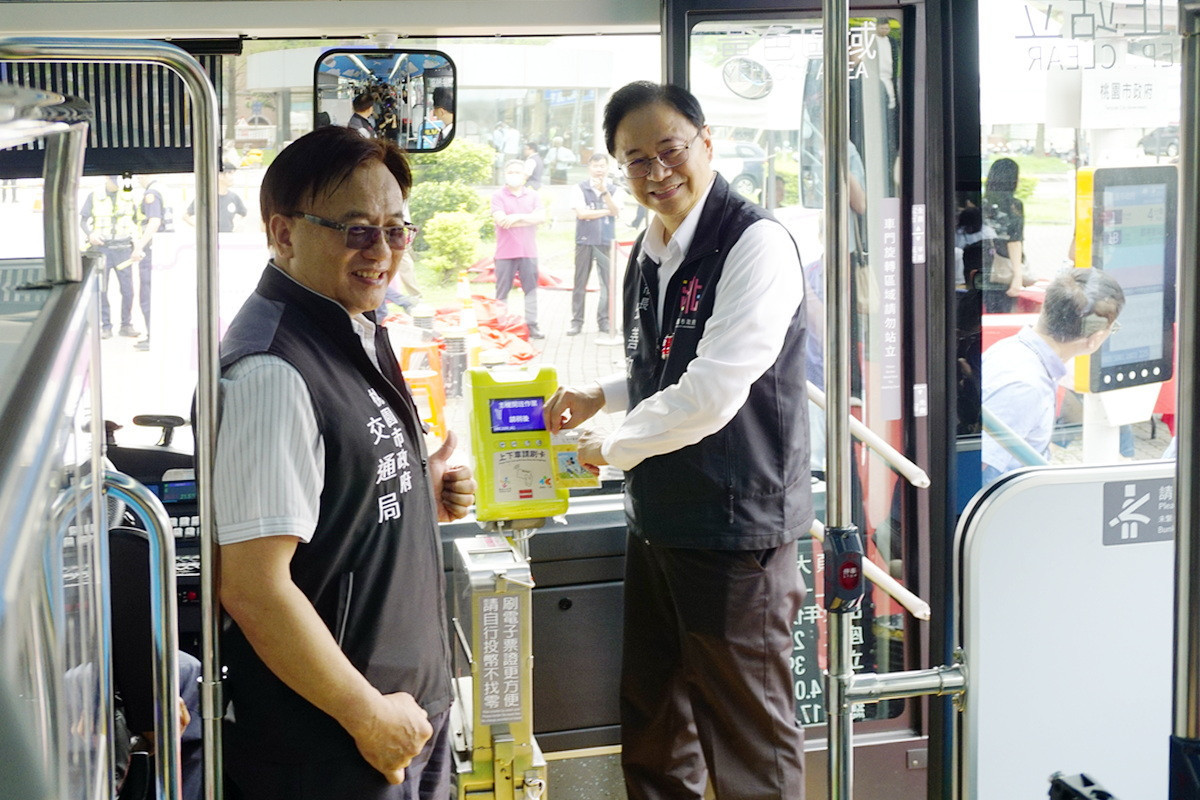 桃園市長張善政體驗搭乘TAB 新桃園幹線米奇主題公車。<br />
