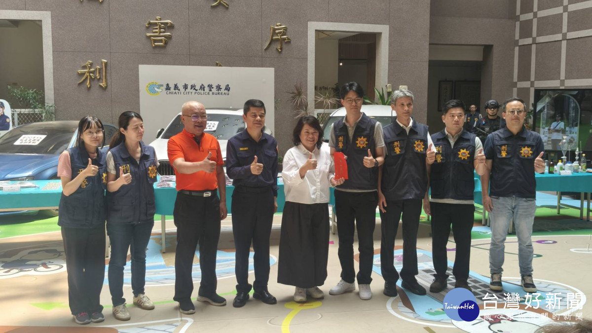 嘉義市長黃敏惠與嘉義市警察之友會理事長陳建言共同頒發破案獎金／陳致愷攝影