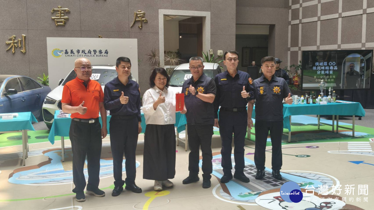 嘉義市長黃敏惠與嘉義市警察之友會理事長陳建言共同頒發破案獎金／陳致愷攝影