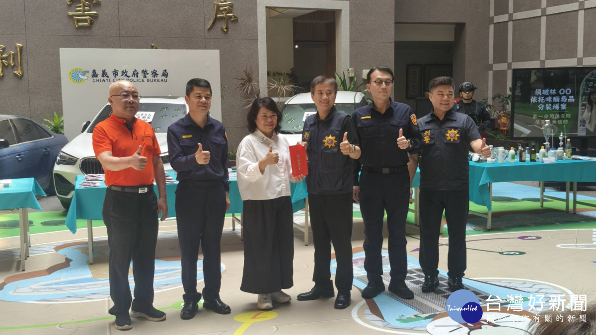 嘉義市長黃敏惠與嘉義市警察之友會理事長陳建言共同頒發破案獎金／陳致愷攝影