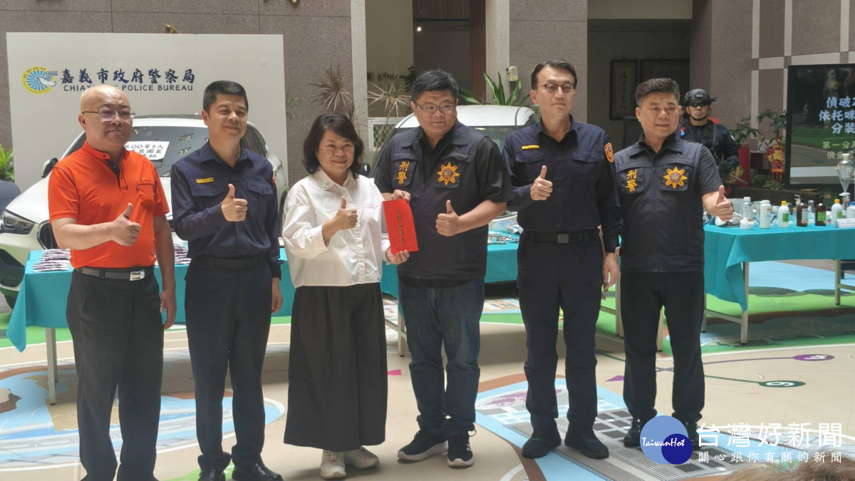 嘉義市長黃敏惠與嘉義市警察之友會理事長陳建言共同頒發破案獎金／陳致愷攝影