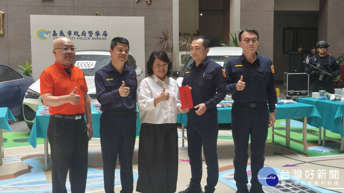 嘉義市長黃敏惠與嘉義市警察之友會理事長陳建言共同頒發破案獎金／陳致愷攝影