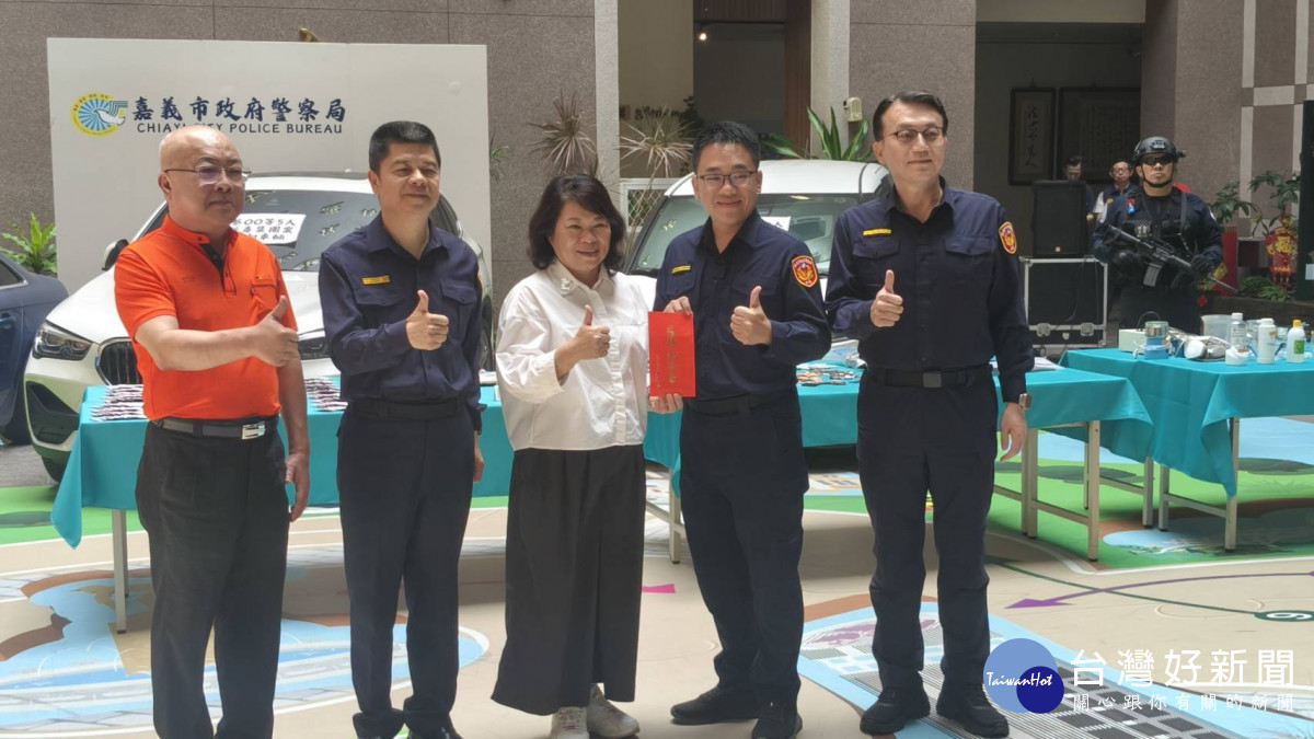 嘉義市長黃敏惠與嘉義市警察之友會理事長陳建言共同頒發破案獎金／陳致愷攝影