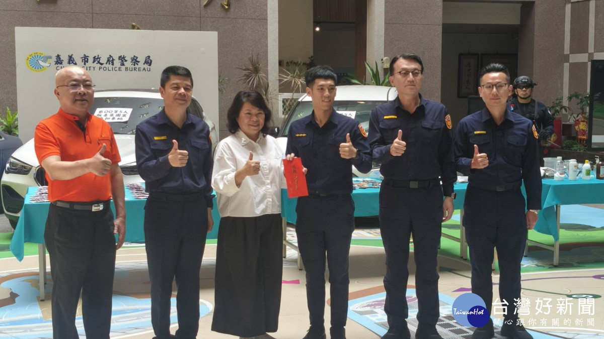 嘉義市長黃敏惠與嘉義市警察之友會理事長陳建言共同頒發破案獎金／陳致愷攝影