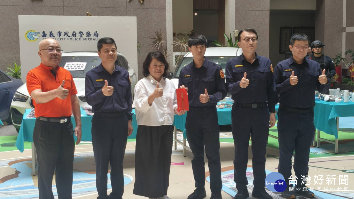嘉義市長黃敏惠與嘉義市警察之友會理事長陳建言共同頒發破案獎金／陳致愷攝影