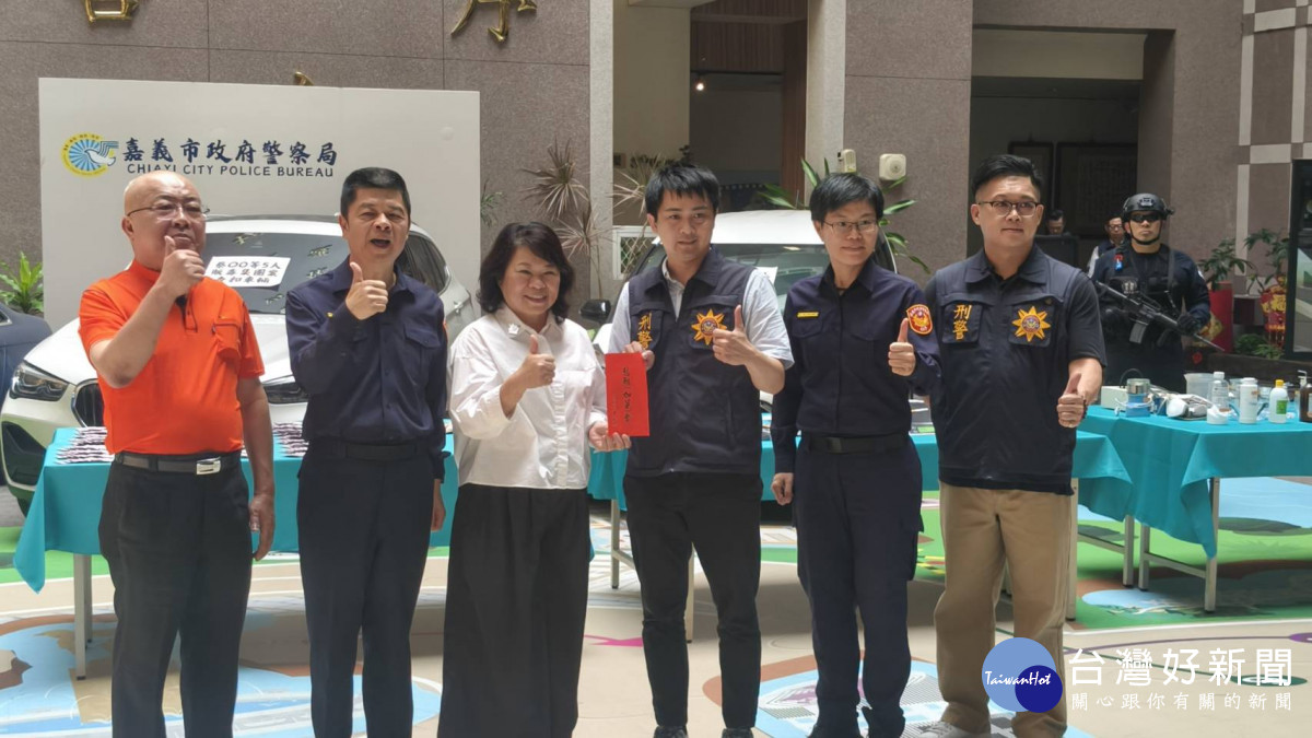 嘉義市長黃敏惠與嘉義市警察之友會理事長陳建言共同頒發破案獎金／陳致愷攝影