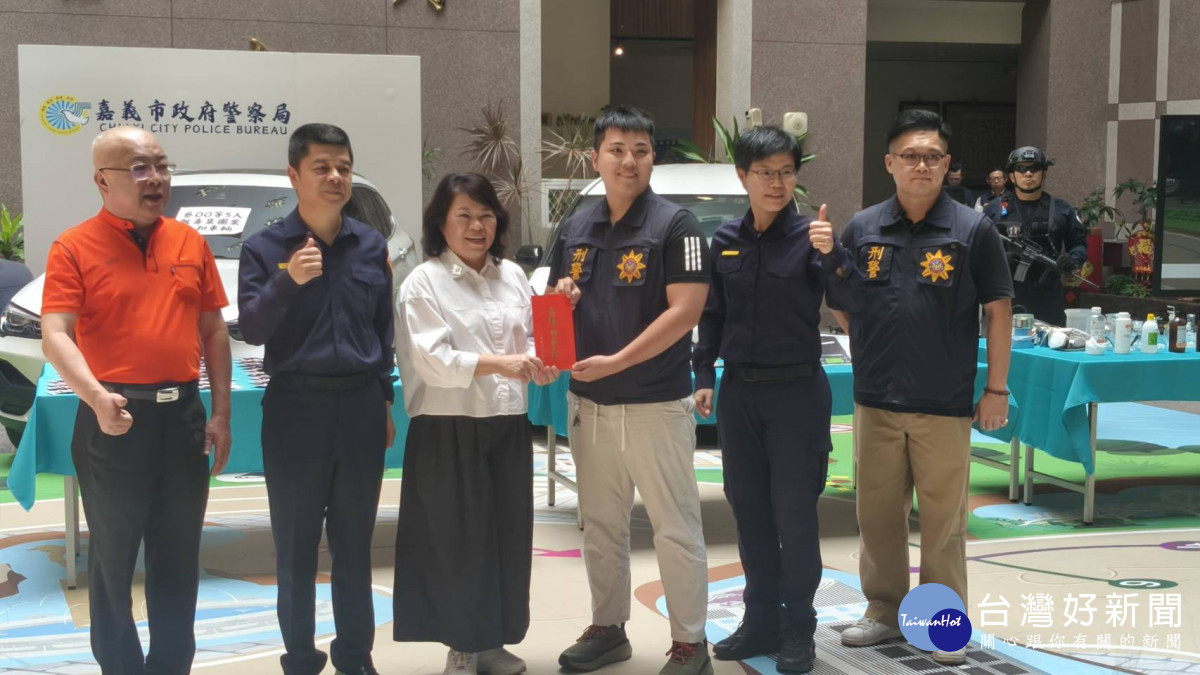 嘉義市長黃敏惠與嘉義市警察之友會理事長陳建言共同頒發破案獎金／陳致愷攝影