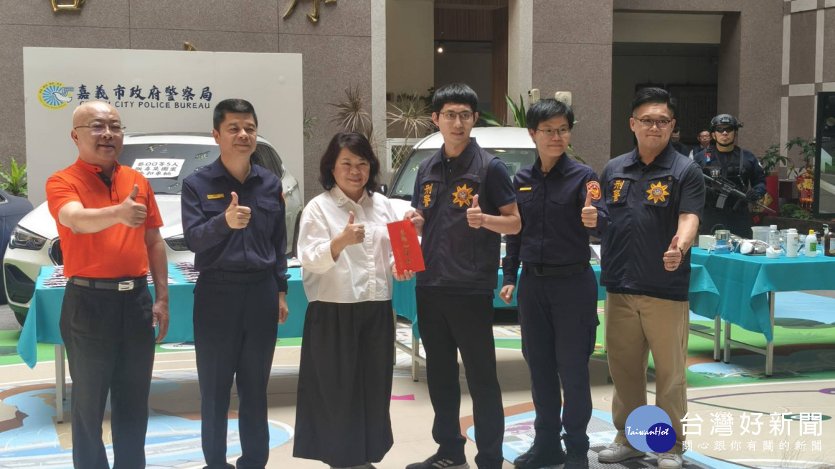 嘉義市長黃敏惠與嘉義市警察之友會理事長陳建言共同頒發破案獎金／陳致愷攝影