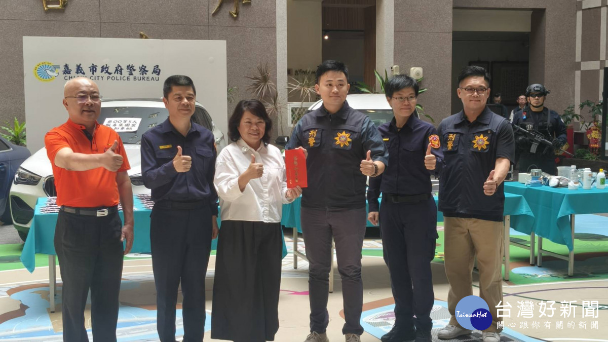 嘉義市長黃敏惠與嘉義市警察之友會理事長陳建言共同頒發破案獎金／陳致愷攝影