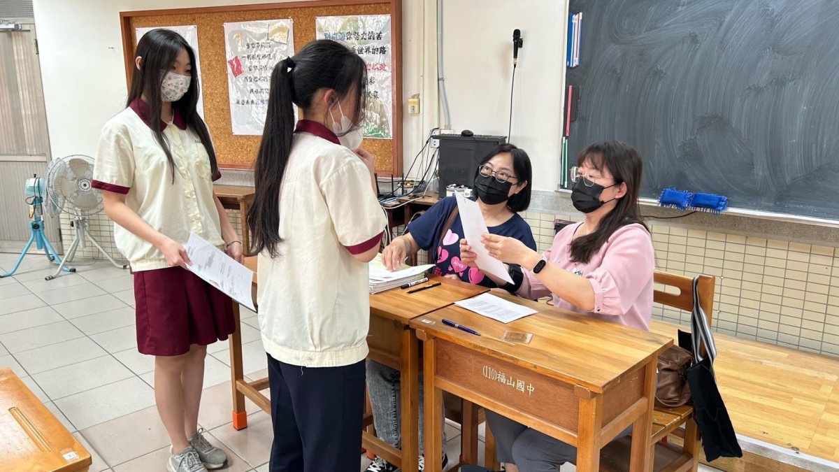 左營戶政化身快遞高手　將首張身分證直送校園