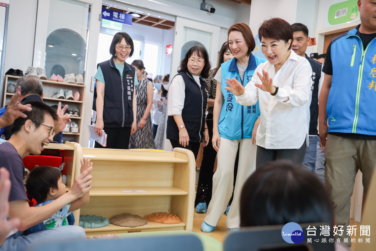 盧秀燕參觀剛開幕的大安親子館。