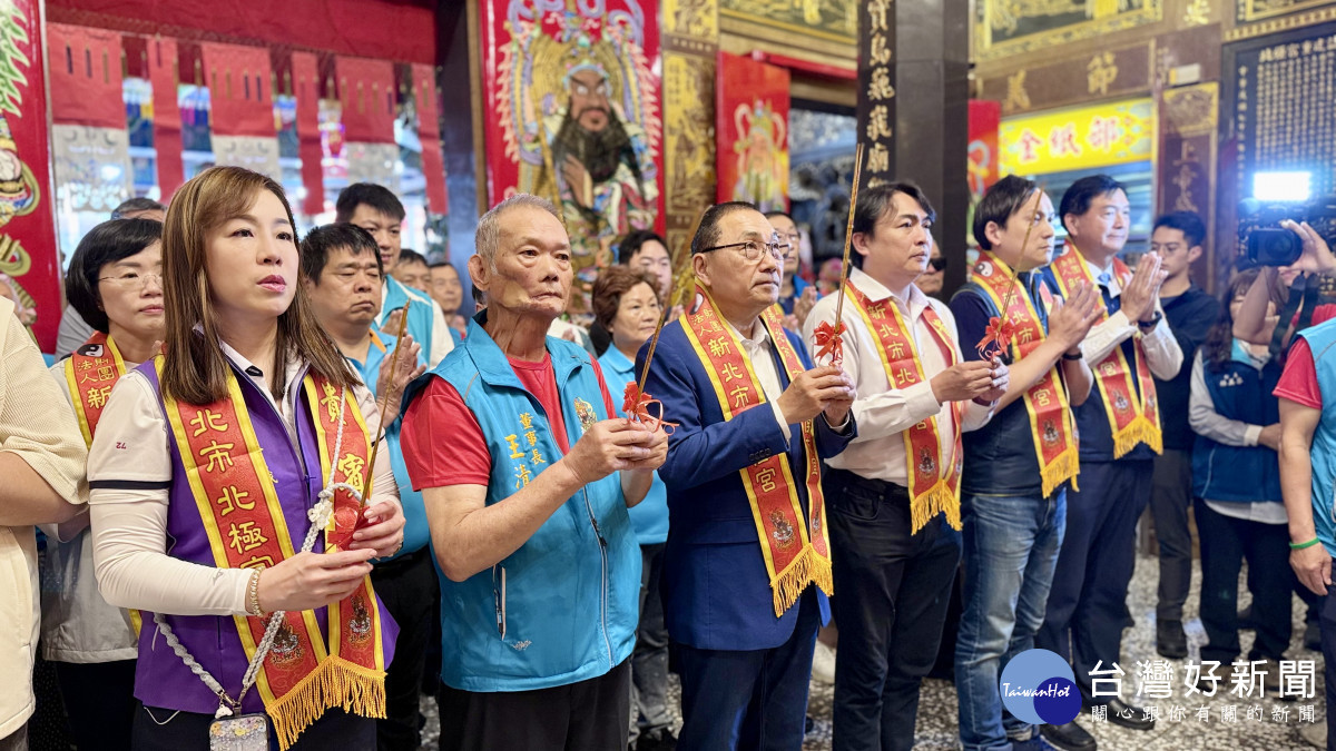 侯友宜板橋樹林宮廟參香賀壽　祈求市民安居樂業國泰民安