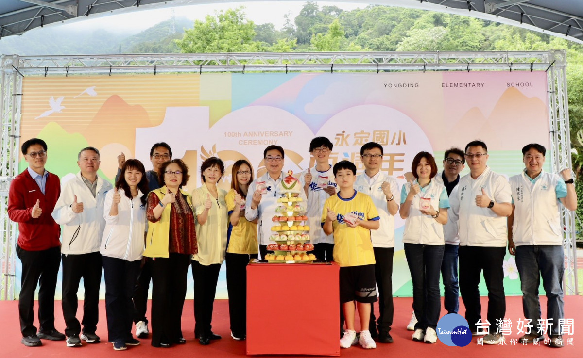 石碇永定國小歡慶100週年校慶　「百年樹人」泥畫牆揭幕