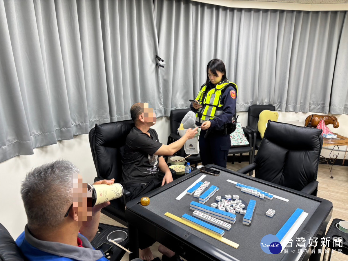 楊梅分局執行「雷霆除暴專案行動」，針對轄區內易滋生犯罪的地點進行臨檢威力掃蕩。