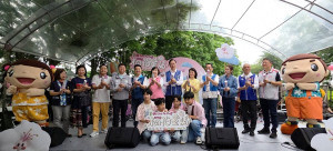 桃園市長張善政前往龍潭區，出席「115年桃園桐花祭主題活動暨伯公祭儀」合影。