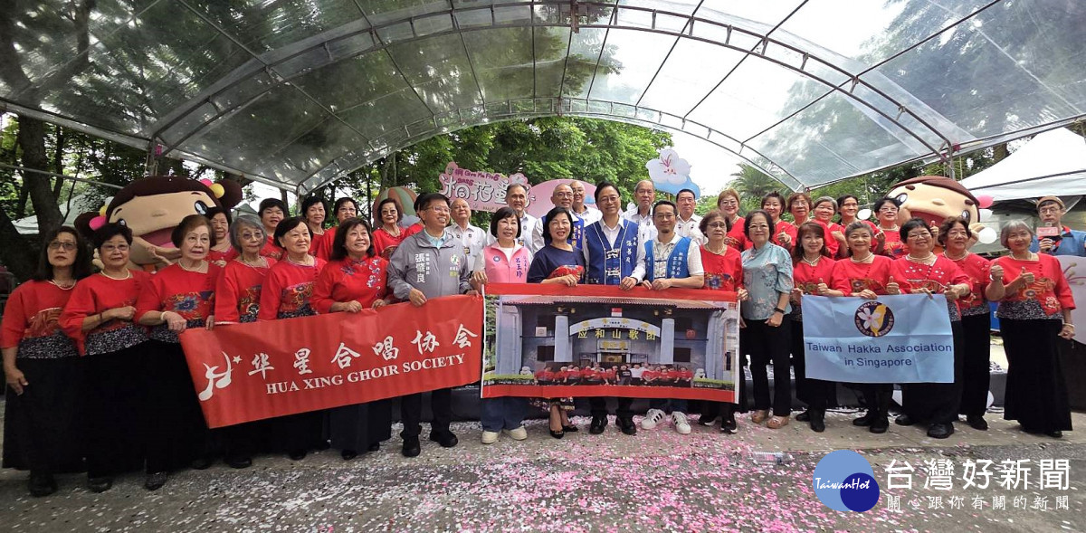 桃園市長張善政與新加坡台灣客家同鄉聯誼會合影。