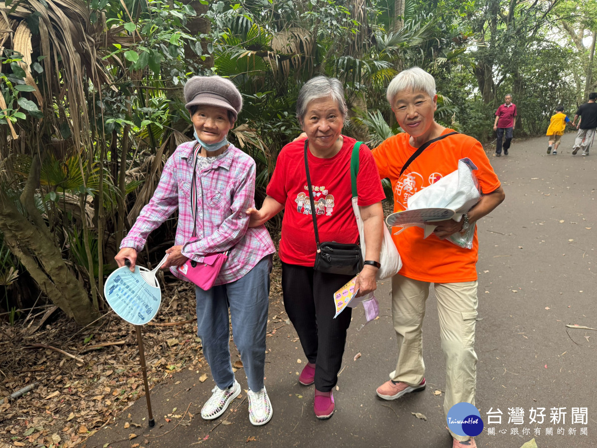 杜華社福服務之獨居長者由志工陪同健走十八尖山。