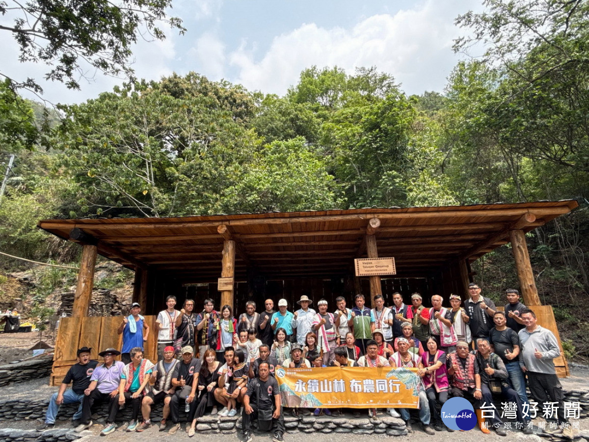 布農族傳統獵寮正式啟用，活動圓滿大合照。（圖/南投分署提供） 