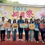 張市長與嘉賓一同歡迎民眾參與南投桐花祭小旅行。（記者扶小萍攝）