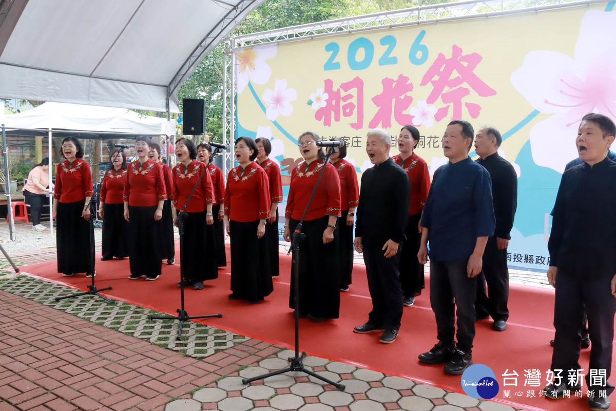 社區及客協等單位演唱客語歌曲與太鼓表演。（記者扶小萍攝）