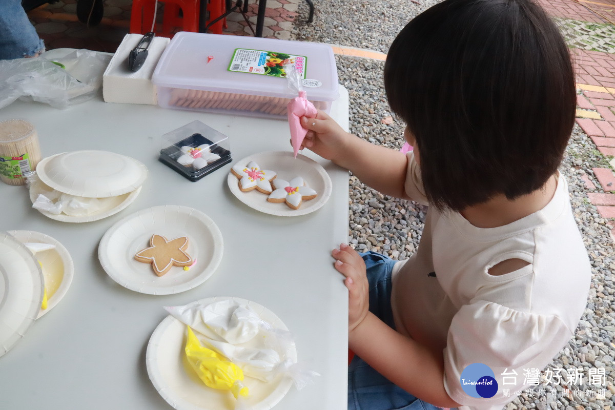 小朋友參與手作體驗。（記者扶小萍攝）