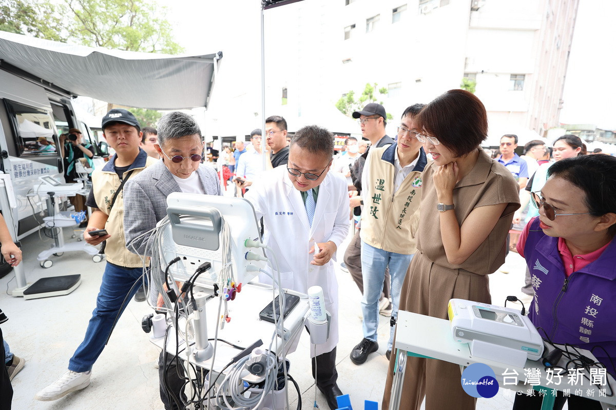 蘇副院長說明醫療車最新配備。（東華醫院提供）