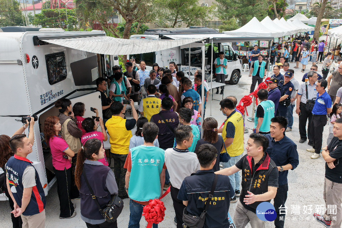 許多民眾湧至參觀行動醫院。（東華醫院提供）
