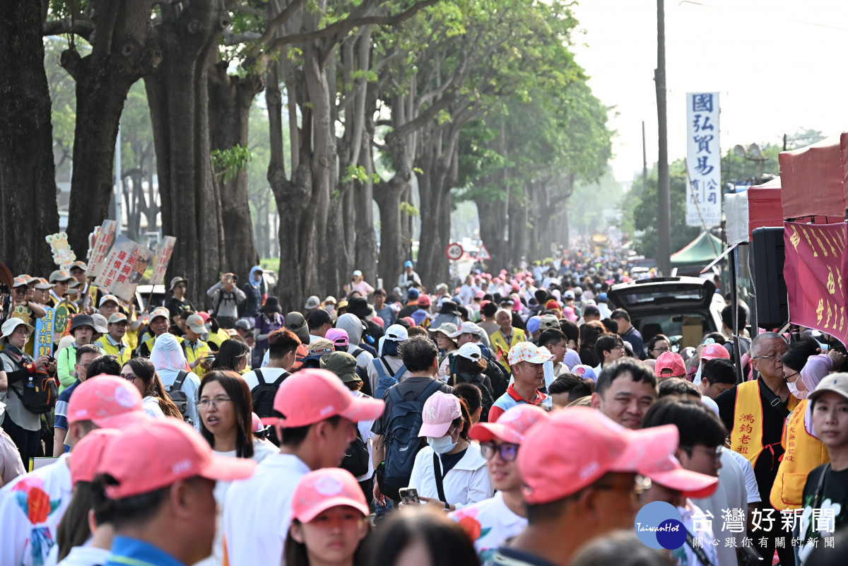 雙媽熱潮延續，大甲媽祖駐駕彰化萬人隨行祈福。圖／彰化縣政府提供