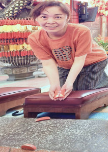 八德在地信眾黃小姐於八德三元宮擲出「立筊 」驚喜不已。