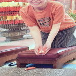 八德在地信眾黃小姐於八德三元宮擲出「立筊 」驚喜不已。