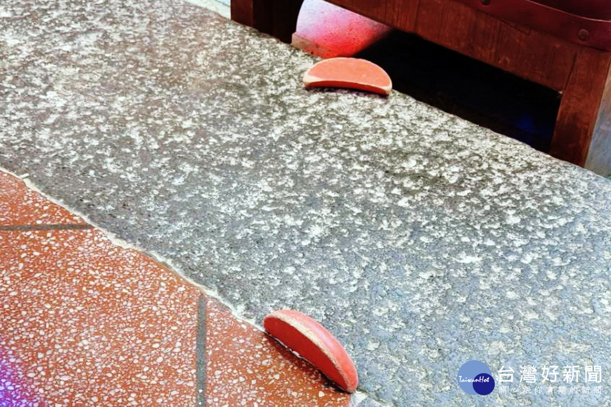 八德三元宮馬年首度「立筊」出現，令信眾驚嘖嘖稱奇。<br />
