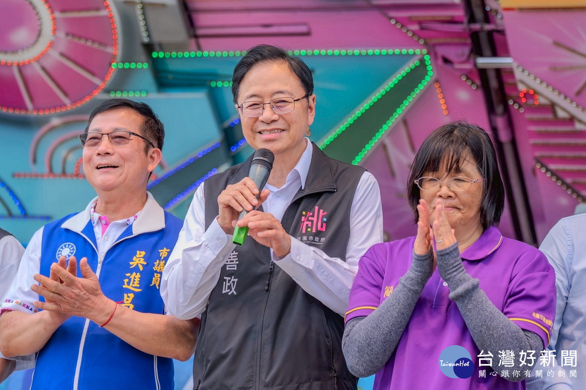 桃園市長張善政於「桃園市環境教育文創協會2026草漯沙丘海洋生態淨灘暨節能減碳愛地球宣導」活動中致詞。