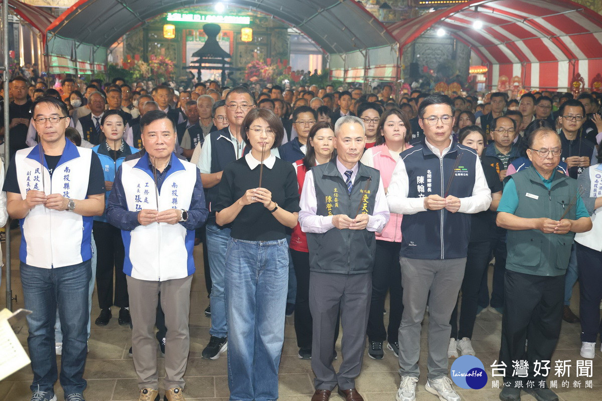 許縣長陳主委與眾多嘉賓信眾上香祝禱。（縣府提供）