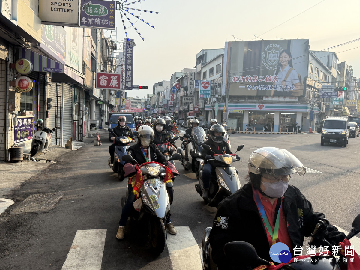 大甲媽遶境特色「機車團」啟程　三百黑甲騎士如長龍受矚目