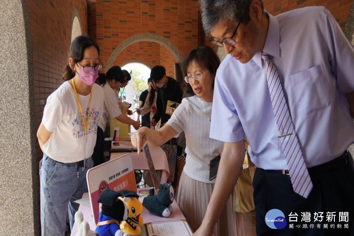 孫惠民校長觀展。